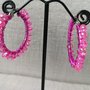 Orecchini moda 2020: piccoli cerchi in acciaio con cristalli rosa fluo