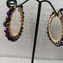 Orecchini moda 2020: piccoli cerchi in acciaio con cristalli viola cangianti