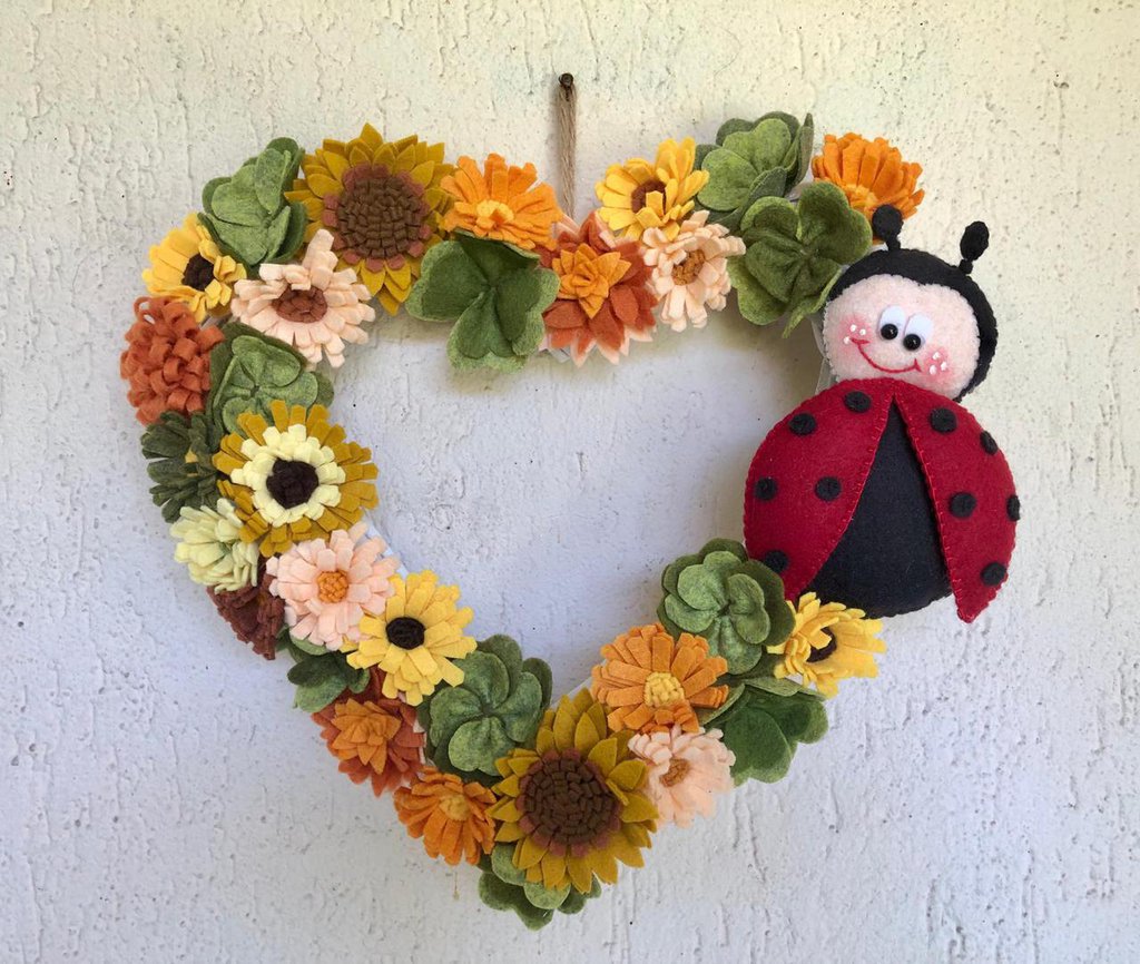 Ghirlanda con coccinella e fiori di feltro - Per la casa e per te 