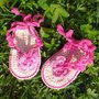 Sandali neonata / infradito cotone fucsia con farfalla rosa fatti all'uncinetto 