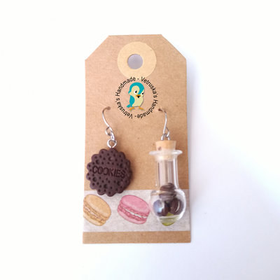 Orecchini pendenti ampolla con macarons e biscotto in fimo Orecchini pendenti ampolla con macarons e biscotto in fimo