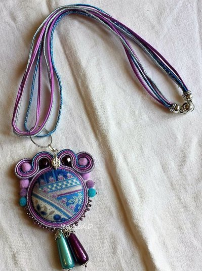 "Geisha" collana a soutache con ciondolo di seta giapponese, azzurro e lilla "Geisha" collana a soutache con ciondolo di seta giapponese, azzurro e lilla