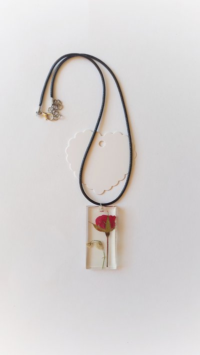 Collana con ciondolo in resina e bocciolo di rosa Collana con ciondolo in resina e bocciolo di rosa