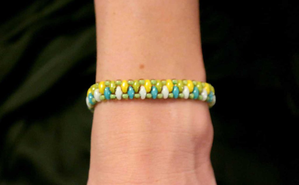 Set Di Braccialetti Bohémien Colorati 5 Pezzi – Giallo Nero Bianco, Perline Elastiche, Gioielli Amicizia