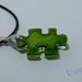 Green puzzle piccolo ciondolo in resina epossidica
