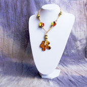 Collana media lunghezza con fiore in ceramica greca fili e perline