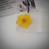 Collana in resina con fiore giallo