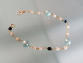 Bracciale rosario con mezzi cristalli Champagne e blu e perle celesti