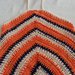 Allegro top estivo realizzato a uncinetto con filato di cotone dai colori: arancione ,panna , blu