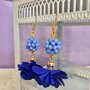 Orecchini pendenti con fiore di stoffa e perle acriliche blu e azzurro fatti a mano