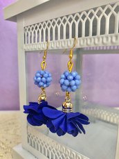 Orecchini pendenti con fiore di stoffa e perle acriliche blu e azzurro fatti a mano