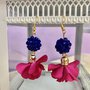Orecchini pendenti con fiore di stoffa e perle acriliche lilla e blu fatti a mano
