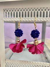 Orecchini pendenti con fiore di stoffa e perle acriliche lilla e blu fatti a mano