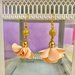 Orecchini pendenti con fiore di stoffa rosa chiaro/beige e perle dorate con strass fatti a mano
