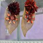 Orecchini pendenti filigrana a foglia dorata  con ciondolo fiore rosso e strass pendete e fiori in similpelle bordeaux  fatti a mano