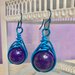 Orecchini pendenti in filo di alluminio blu e perla viola,wire, fatti a mano