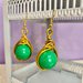 Orecchini pendenti in filo di alluminio oro e perla verde, wire, fatti a mano