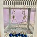 Orecchini pendenti a goccia in filo di alluminio argentato e perle blu fatti a mano