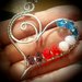 Orecchini pendenti  in filo di alluminio e perle azzurre,  rosa, rosse e viola fatti a mano, cuore wrap