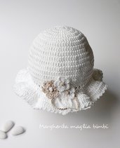 Cappellino/cappello bimba bianco con fiori bianchi e ecru - cotone - uncinetto - Battesimo