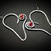 Orecchini pendenti  in filo di alluminio e perle rosse fatti a mano cuore