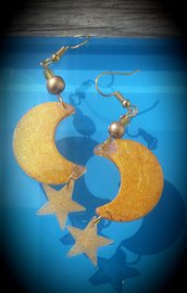 Orecchini pendenti in resina e perle legno fatti a mano - luna e stelle