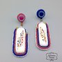 Orecchini pendenti in tessitura di perline su base tessile ( bead embrodery ), cabochone in resina, rosa blu