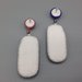 Orecchini pendenti in tessitura di perline su base tessile ( bead embrodery ), cabochone in resina, rosa blu