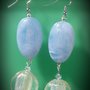 Orecchini pendenti con perle ovali ciano e vetro trasparente fatti a mano 