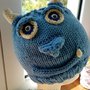 Cappello in lana azzurro, forma di mostro, fatto a mano