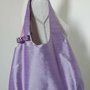 Borsa a spalla donna in tessuto shantung di seta lilla con fiocco di piallettes viola.