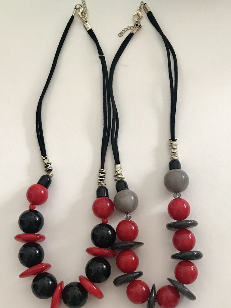 Collana con perle rosse e nere o rosse e grigie - Gioielli - Collan