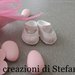 12 sacchettini portaconfetti in rigatino di cotone rosa con calamita in polvere di ceramica a forma di scarpine. Per nascita e battesimo