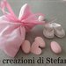 12 sacchettini portaconfetti in rigatino di cotone rosa con calamita in polvere di ceramica a forma di scarpine. Per nascita e battesimo