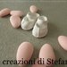 12 sacchettini portaconfetti in rigatino di cotone rosa con calamita in polvere di ceramica a forma di scarpine. Per nascita e battesimo