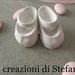 12 sacchettini portaconfetti in rigatino di cotone rosa con calamita in polvere di ceramica a forma di scarpine. Per nascita e battesimo