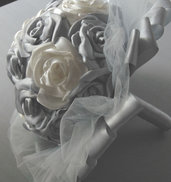 Bouquet di rose grigio e avorio