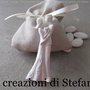 12 sacchettini in cotone beige con applicazione di una calamita in polvere di ceramica a forma di sposi