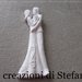 12 sacchettini in cotone beige con applicazione di una calamita in polvere di ceramica a forma di sposi