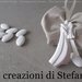 12 sacchettini di cotone beige con calamita in polvere di ceramica a forma di sposi stilizzati