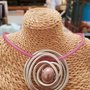 Collana girocollo semirigida in silicone con ciondolo in alluminio battuto e perla in ceramica greca
