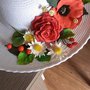 Cappello con fiori e frutti