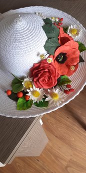 Cappello con fiori e frutti