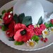 Cappello con fiori e frutti