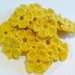 Mini Fiori a uncinetto per applicazioni / Set di 10 fiori  Fiori giallo scuro.