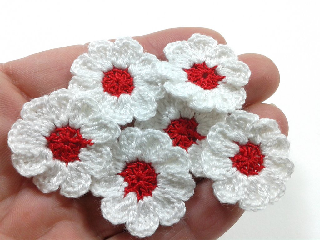 QUARKZMAN 50pz Toppe Cucire Forma Fiore, Petali Floreali Uncinetto, Fiori Fatti Mano Uncinetto, Applicazioni, Decorazioni per Capelli Fai da Te, Vestiti, Feste Matrimonio, Bianco e Marrone