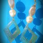 Orecchini pendenti in resina e perle barocche - ROMBO BAROCCO