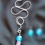 COLLANA in filo di alluminio argentato e perle in vetro azzurre e lilla