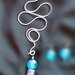 COLLANA in filo di alluminio argentato e perle in vetro azzurre e lilla