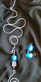 PARURE collana in filo di alluminio argentato e orecchini in vetro colorato